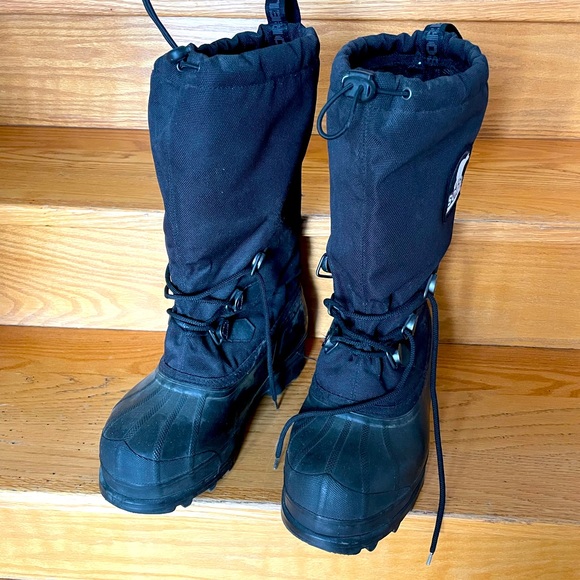 Heavy-duty and warm Sorel boots! Great grips. - Picture 1 of 6